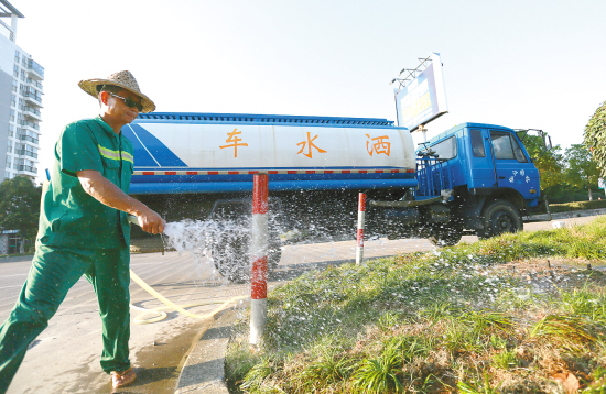 臺(tái)州：花草扛不住高溫肆虐 園林師傅加班加點(diǎn)澆水